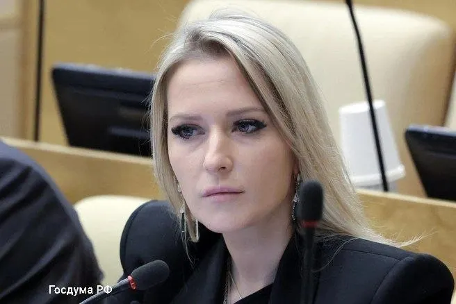 Депутат от «Справедливой России» Яна Лантратова получила пост уполномоченного по правам человека. В биографии — связи с общественными деятелями, работа в аппарате Милонова и активная позиция по вопросам, связанным с украинскими биолабораториями.