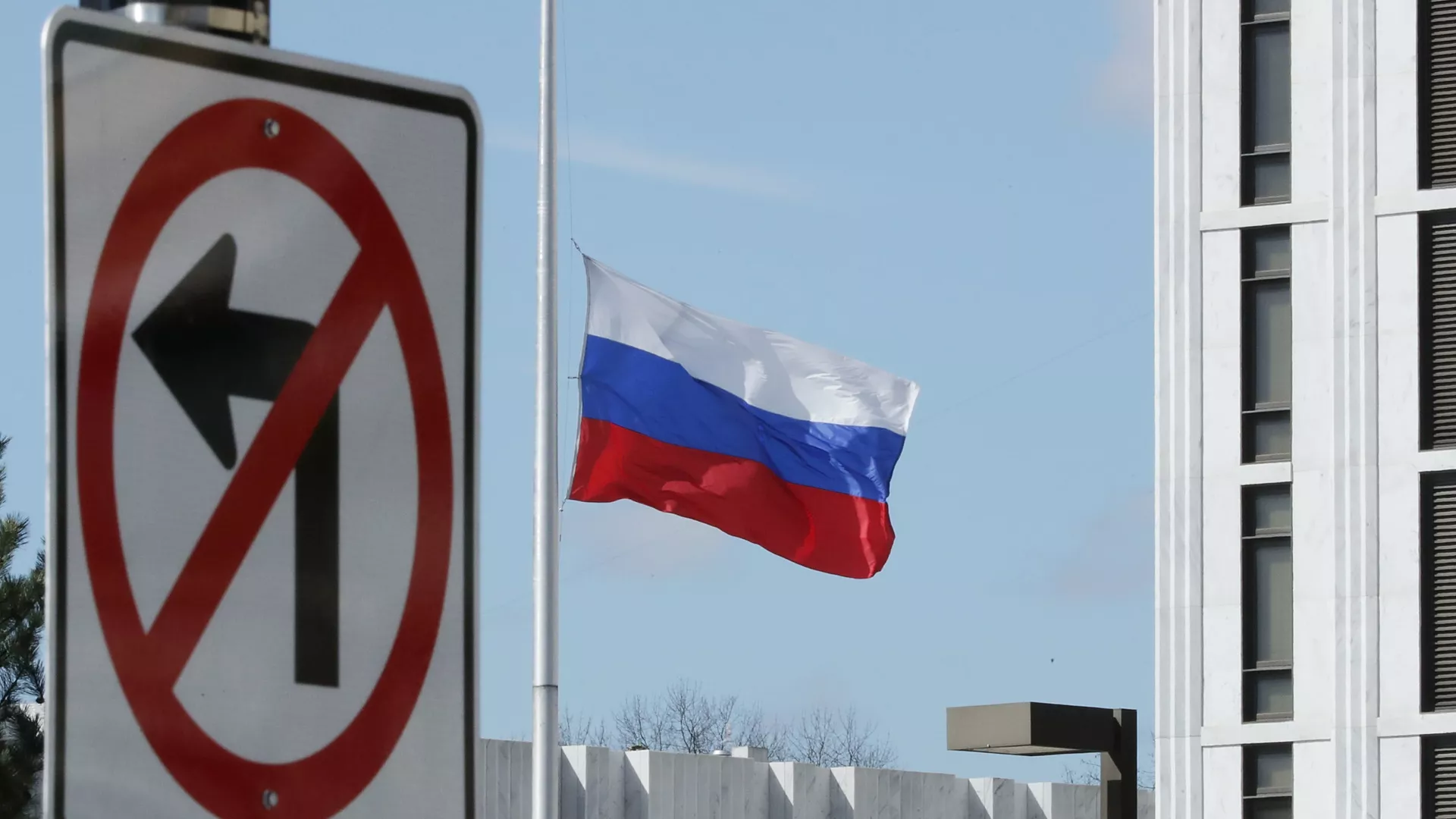 Новый пакет британских санкций включает 63 физических и 22 юридических лица — в числе попавших в список руководители молодежных движений, сотрудники Агентства социального проектирования и ряд организаций, которые Лондон считает связанными с российскими властями.