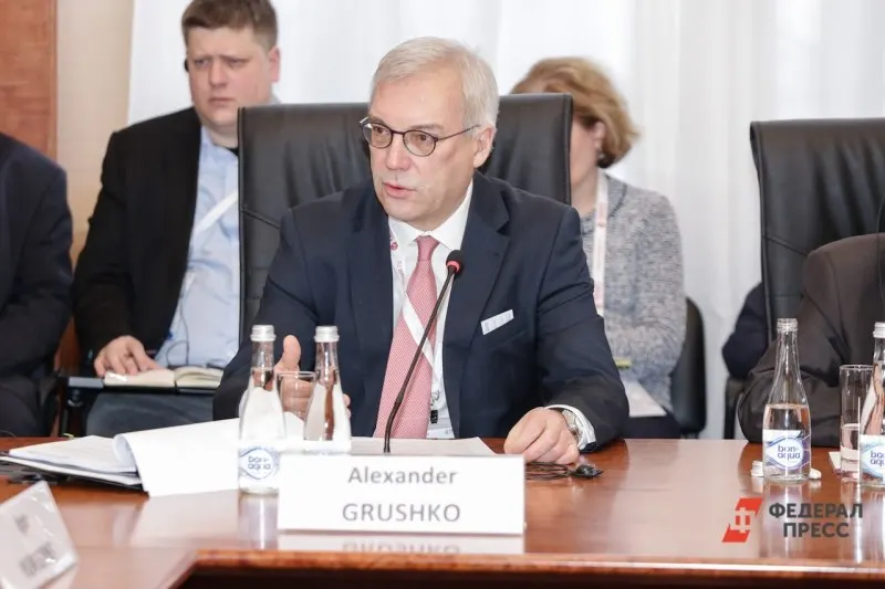 Замминистра иностранных дел Александр Грушко предупредил, что любые попытки НАТО блокировать или применить силу в отношении Калининградской области приведут к серьёзным последствиям; риск «захвата» региона он считает нулевым.