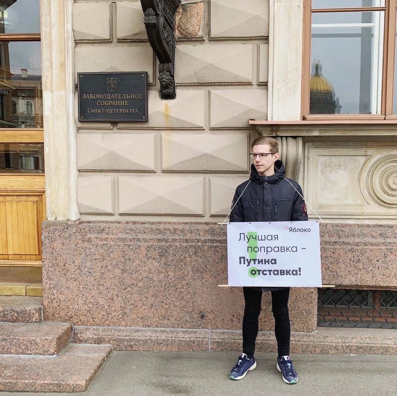 Журналист Вадим Ваганов сообщил, что его объявили в федеральный розыск. Точная уголовная статья пока неизвестна; ранее против него были выписаны административные штрафы по законам об «иностранных агентах» и за «ЛГБТ‑пропаганду».