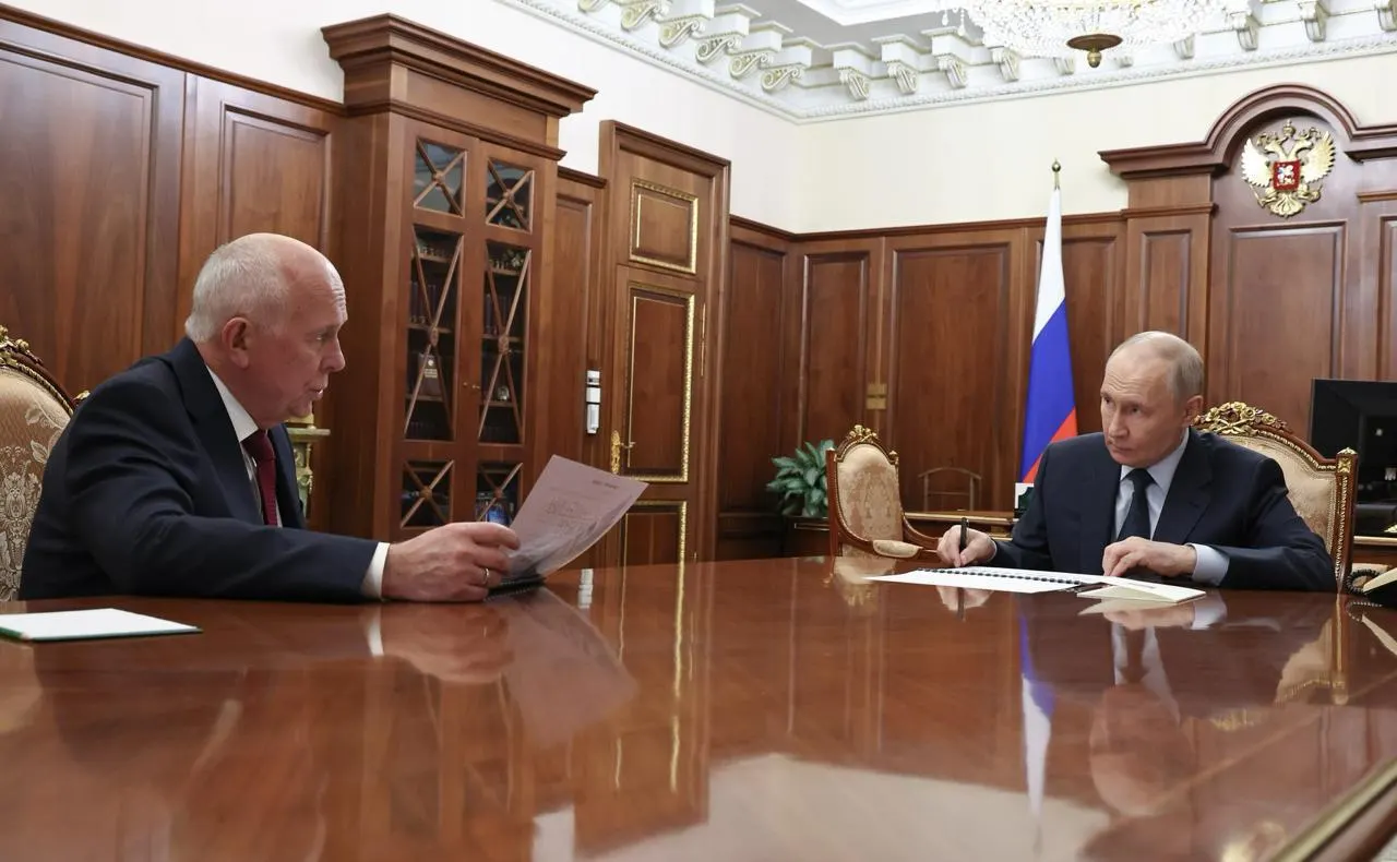 Глава Ростеха доложил президенту, что серийный запуск МС-21 и Суперджет-100 откладывается: массовое производство может начаться только в следующем году, а плановые показатели по выпуску самолётов пересмотрены на более поздние сроки.