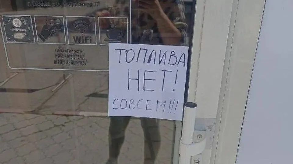 В аннексированном Крыму власти с 31 мая вводят талоны на АИ‑95 и ограничение розничной продажи АИ‑92 до 20 литров на одно транспортное средство. Дефицит связывают с ударами по НПЗ и нарушениями логистики; правительство обещает стабилизировать ситуацию в течение 30 дней.