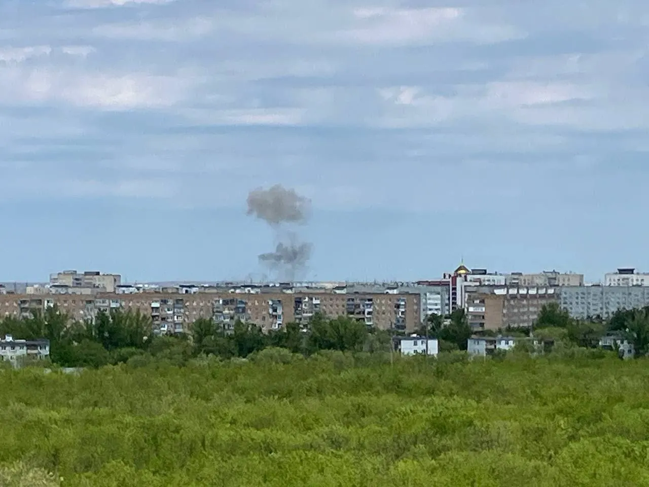 Беспилотник врезался в многоэтажный дом на Волгоградской улице в Оренбурге — пострадавших нет, жители эвакуированы; в регионе ввели ограничения на работу аэропортов, в ряде областей перевели школы на дистанционное обучение.