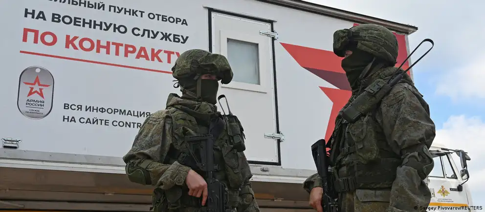 Госдума приняла закон, запрещающий выдворять из России иностранных граждан, проходящих контрактную службу или ранее участвовавших в боевых действиях в составе российских войск; решения с 24 февраля 2022 года будут аннулированы. Также закон вводит основания для отказа или аннулирования ВНЖ и разрешает арест имущества уехавших граждан для обеспечения уплаты штрафов.