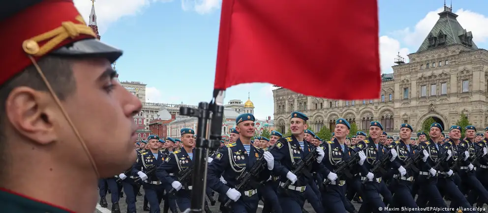 В 2026 году парады в некоторых российских городах пройдут в усечённом формате или отменены вовсе: на Красной площади не будет военной техники, в ряде регионов отменяют салюты и массовые торжества. Эксперты связывают это с безопасностью, перегрузкой ресурсов армии и политическими расчетами властей.