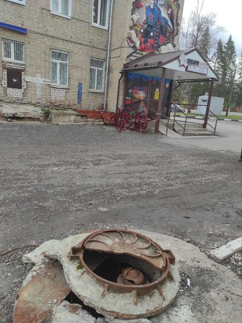 В&nbsp;Шумерле рухнул парапет у&nbsp;отремонтированной детской библиотеки&nbsp;— жители критикуют показную отделку