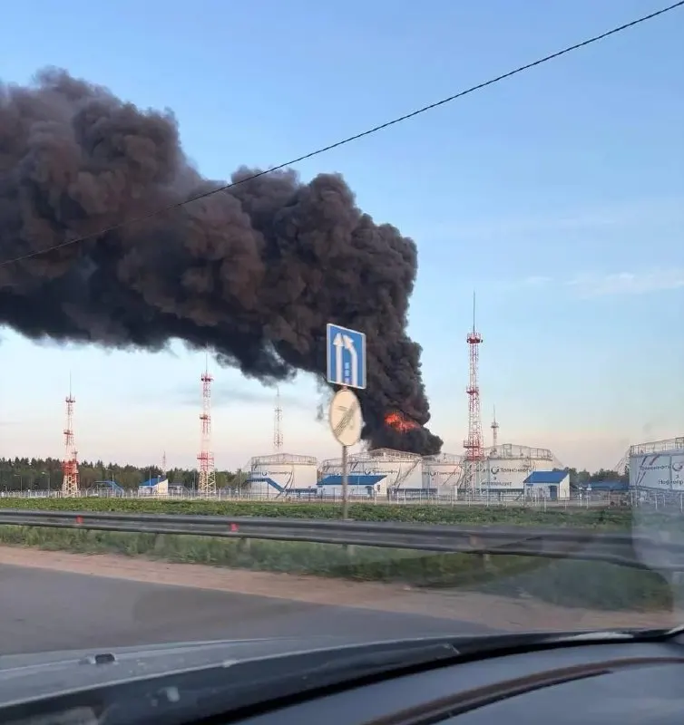 Ночью и утром беспилотники нанесли удары по ряду объектов в Москве и Подмосковье — повреждены НПЗ, нефтеналивная станция и технопарк; есть погибшие, пострадавшие и разрушения жилых зданий.