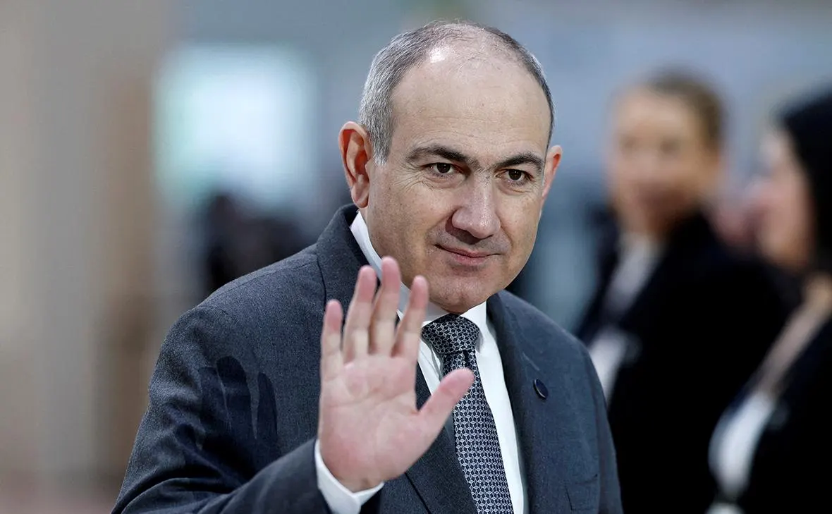 Премьер-министр Армении заявил, что республика останется в ЕАЭС «до тех пор, пока это возможно»; ранее президент России призвал Ереван поскорее определиться между ЕС и ЕАЭС после саммита ЕС в Армении.