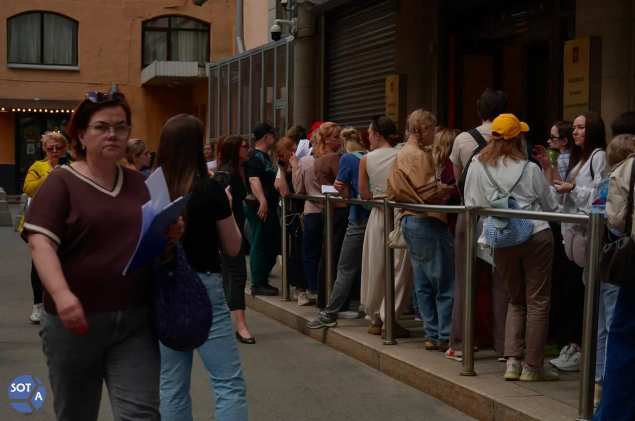 Около 200 человек провели «живую линию» у приёмной президента, требуя запрета «усыпалок» в приютах и отзыва законопроекта об эвтаназии бездомных животных. Ранее инициативу отложили, Общественная палата ей не поддержала.