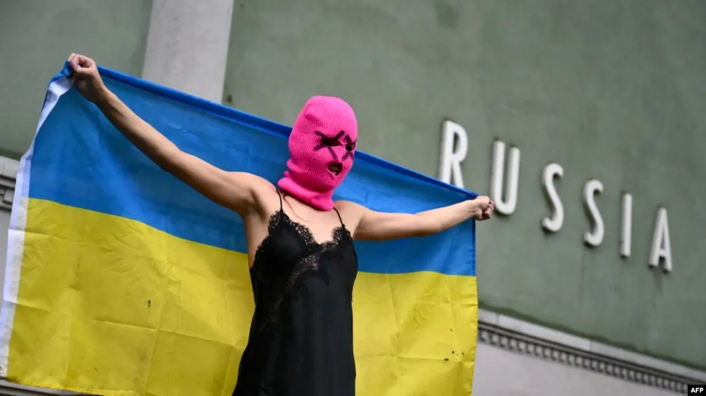 Панк‑сообщество Pussy Riot попало в обновлённый список террористов и экстремистов. Ранее группу признали «экстремистской организацией», а ряд участниц был приговорён по разным делам, связанным с критикой власти и антивоенной позицией.