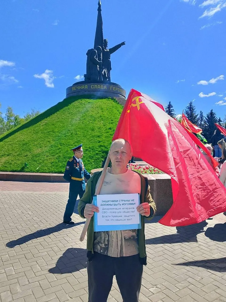 Дмитрий Бодягин в Парке Победы 9 мая заявил о дискриминации ветеранов СВО при приёме на работу — по его словам, работодатели отказывают, считая участников боевых действий «неуравновешенными».
