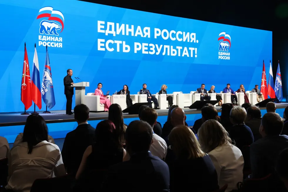 Администрация президента рекомендовала государственным и лояльным изданиям избегать в заголовках и материалах слова «запрет», предлагая нейтральные формулировки и акцент на позитивных инициативах партии власти. Решение связано с желанием снизить негативный фон перед выборами.