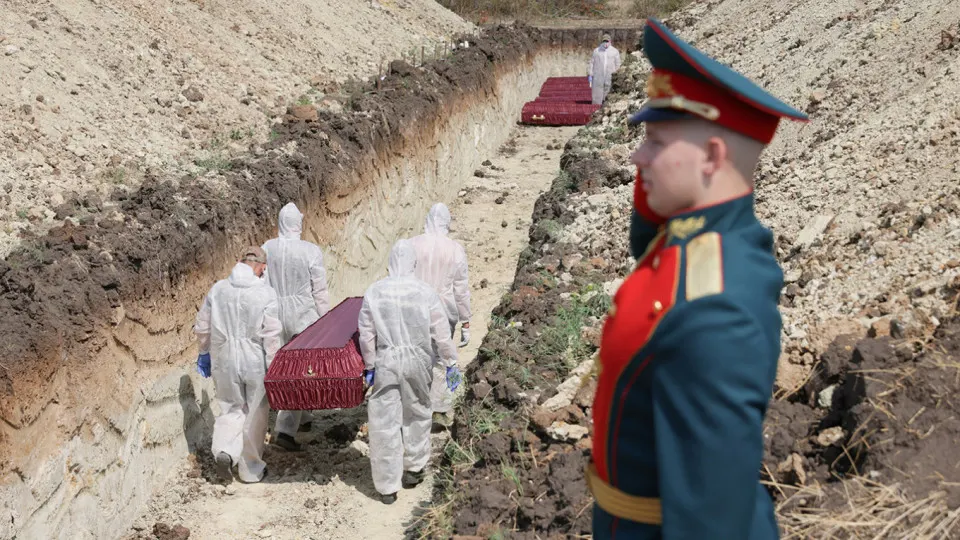 Анализ поимённых списков, реестра наследственных дел и судебной статистики даёт минимальную оценку в 352 тысячи погибших российских военнослужащих по состоянию на конец 2025 года; в оценку включены как данные ЗАГС, так и массовые судебные признания пропавших без вести погибшими.
