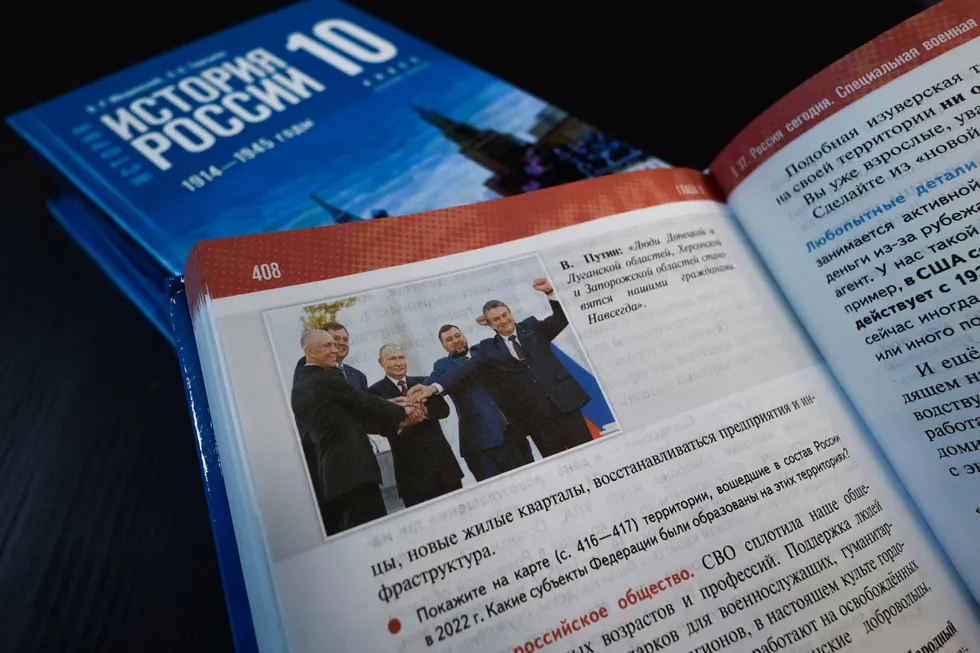 Серия учебников для средней школы, введённая в 2025 году, систематически упрощает и идеологизирует прошлое: спорные события и преступления правителей либо смягчаются, либо вовсе опускаются, а современные государственные проекты вплетаются в рассказ о древности.