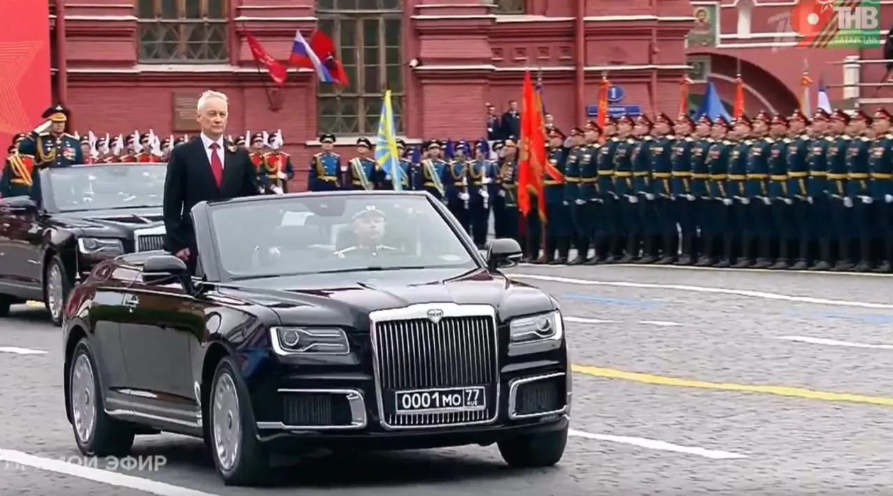 Глава Минобороны инспектировал войска, передвигаясь на кабриолете Aurus — этот экземпляр собрали в Москве, а аналогичные модели выпускают в Елабуге.
