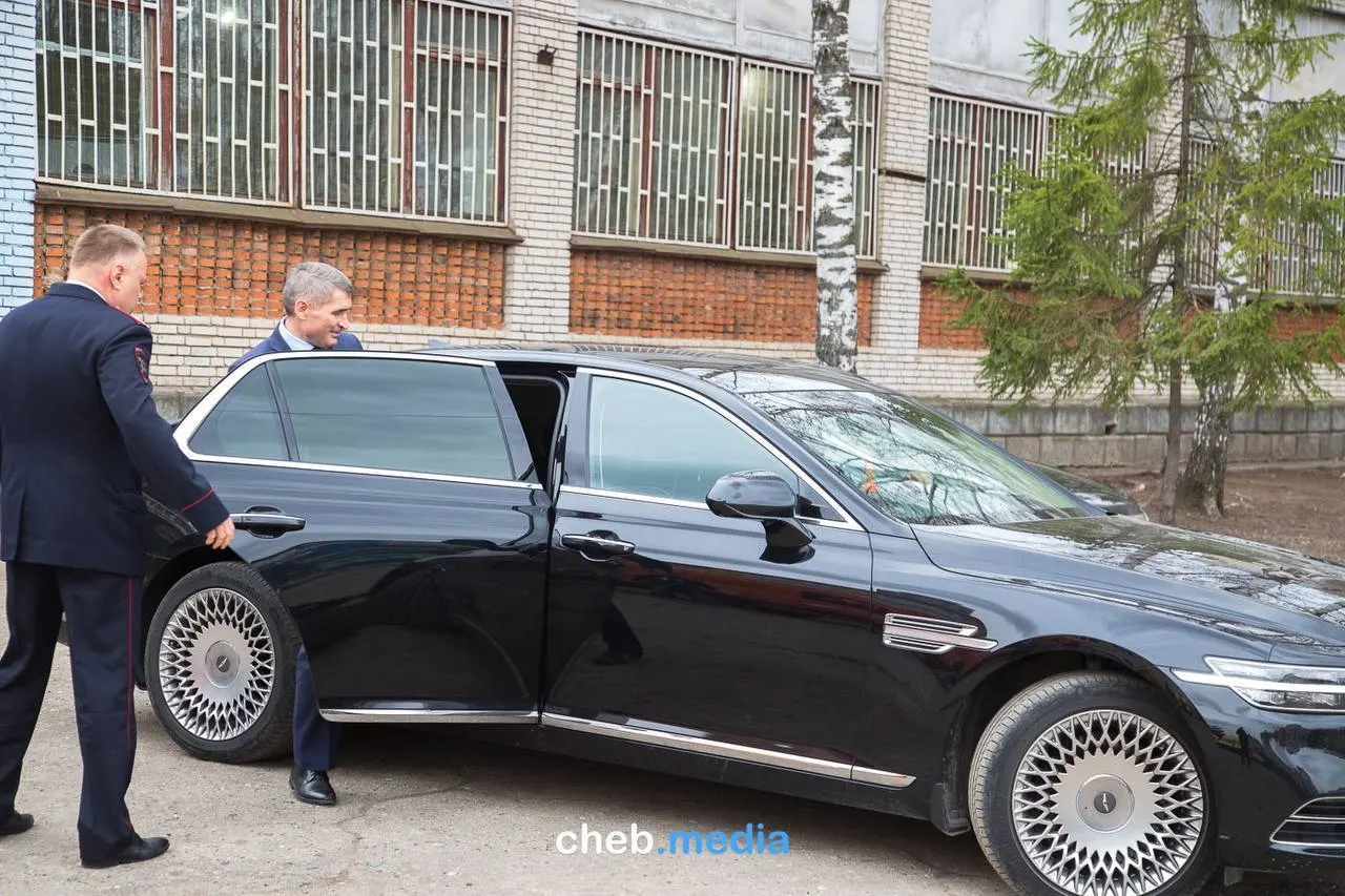 Ленинский районный суд Чебоксар отменил создание автономного учреждения, через которое обходили лимит на госзакупки служебных автомобилей; автопарк главы республики вырос с 74 до 103 машин.
