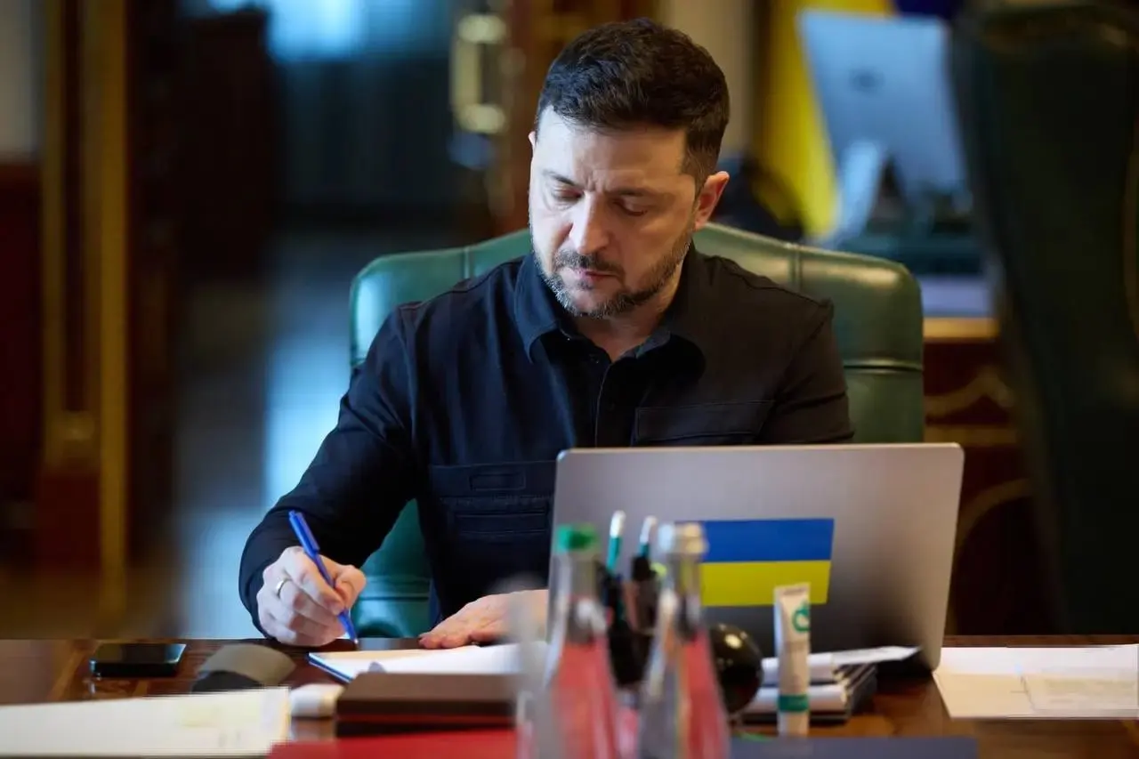 Президент Украины сообщил, что ВСУ прекратят огонь в ночь на 6 мая и будут действовать зеркально в ответ на объявленное Россией перемирие на 8–9 мая; официальных обращений от Москвы, по его словам, не поступало.