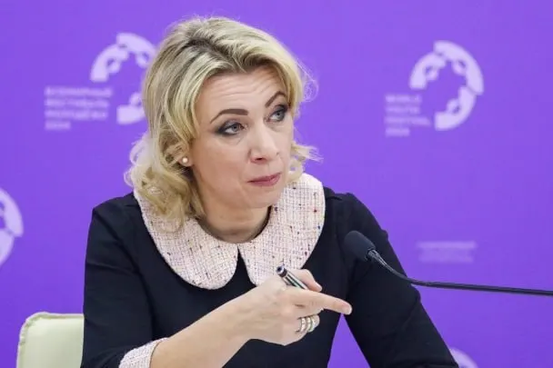 Официальный представитель МИД заявила, что сотрудники Госдепа уведомляют российских дипломатов о том, что их дети, родившиеся в США, якобы получают американское гражданство по праву почвы, при этом семьи этого не просили.