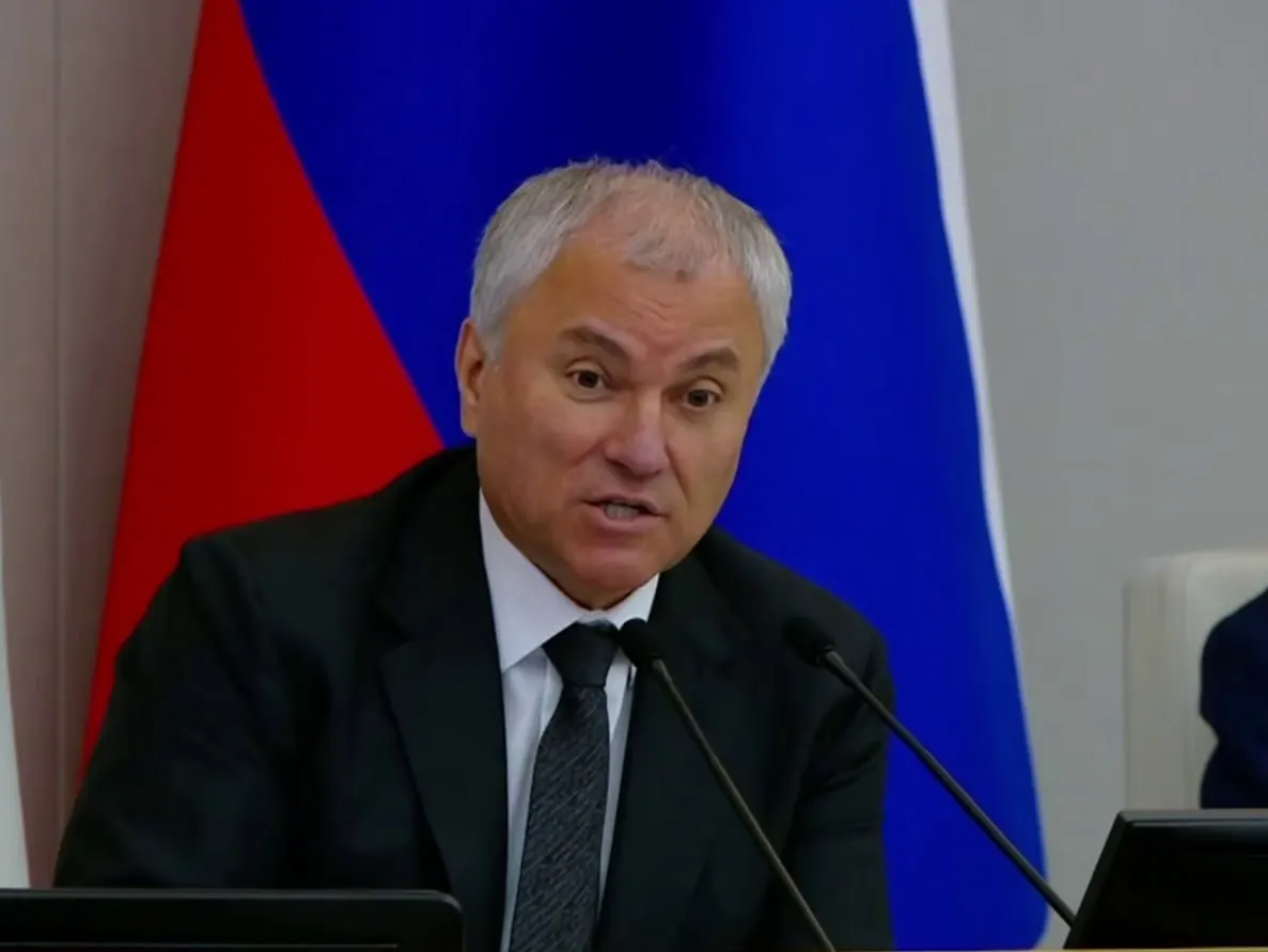 Депутаты во втором чтении расширили список профилактических мер: туда официально добавили борьбу с фальсификацией истории и предупреждение уклонения от исполнения обязанностей по защите Отечества.