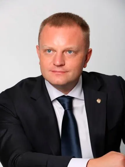 Депутат от ЛДПР Иван Сухарев рассматривается как кандидат на пост уполномоченного по правам человека. Среди прочих претендентов — Артем Прокофьев (КПРФ) и Яна Лантратова («Справедливая Россия»). Действующий уполномоченный Татьяна Москалькова уходит с поста.