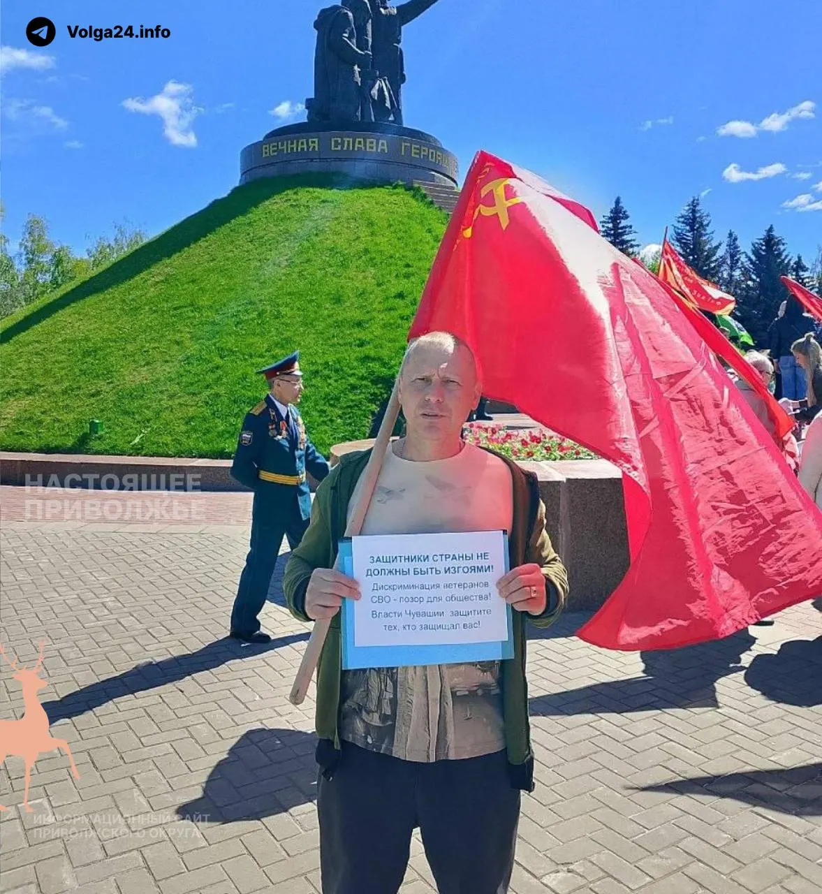Участник СВО Дмитрий Бодягин вышел в Парке Победы с плакатами — он жалуется на отказы в приёме на работу и пренебрежительное отношение со стороны работодателей.
