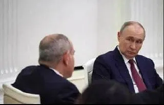 Маркетплейсы временно остановили торговлю армянскими товарами — продавцы остаются в неопределённости. Wildberries позднее связал это с новыми таможенными требованиями, а Роспотребнадзор заблокировал более 1,1 млн бутылок воды «Джермук». Ограничения последовали после визита Никола Пашиняна в Москву 1 апреля.