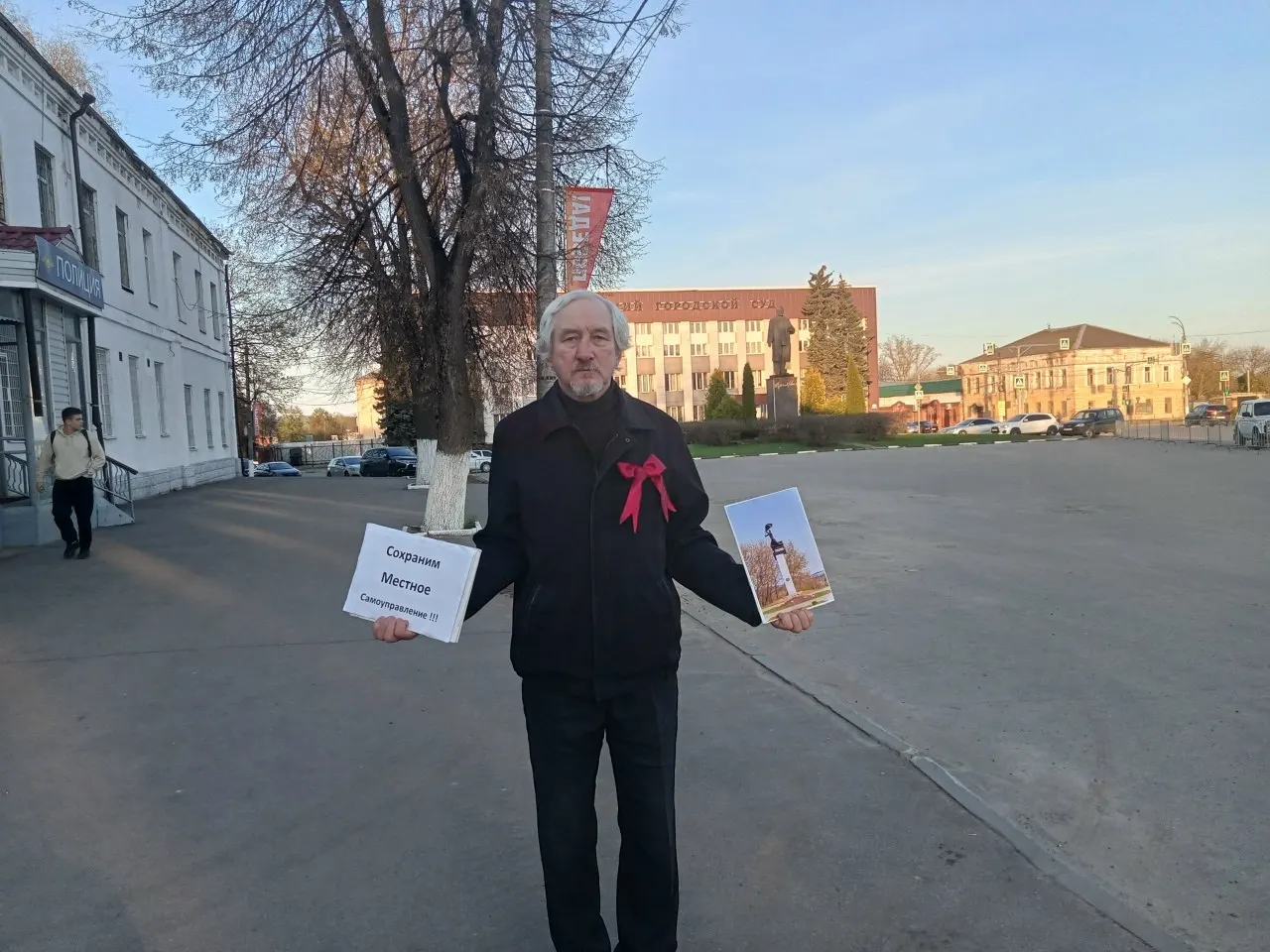 Юрия Саенко из Александрова признали виновным по части 2 статьи 20.2 КоАП — за организацию или проведение публичного мероприятия без уведомления. Пикет прошёл 1 мая в защиту местного самоуправления.