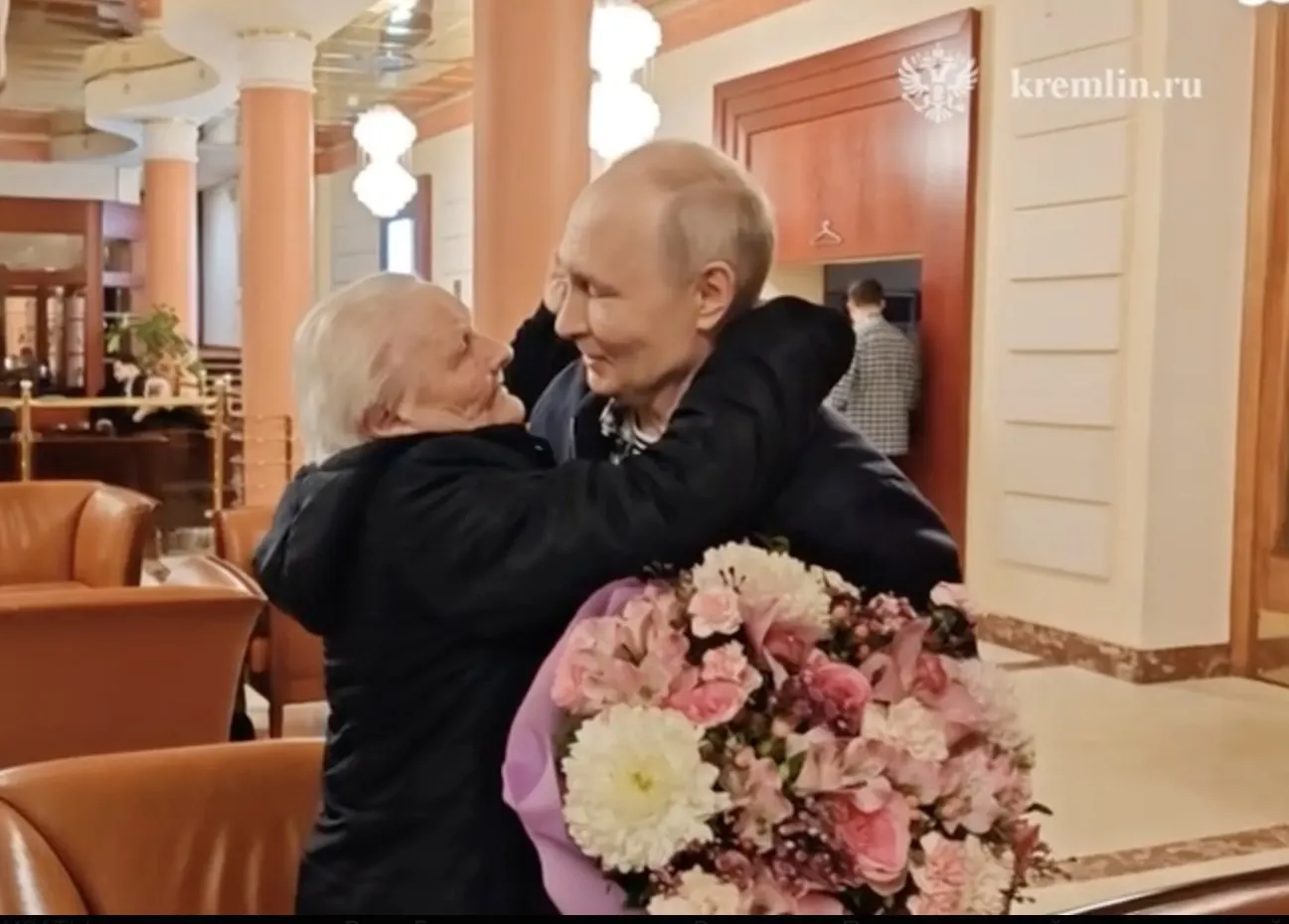 Президент встретился с первой учительницей — они тепло обнялись, поцеловались и не скрывали эмоций.