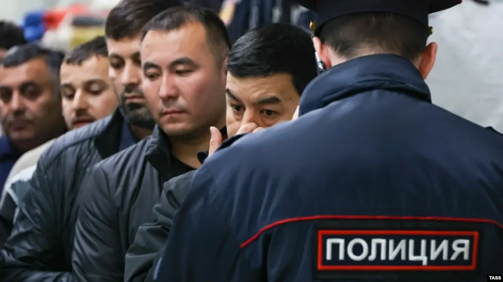 Документ расширяет основания для административного выдворения иностранцев и лиц без гражданства — от участия в несогласованных митингах и дискредитации ВС до призывов к санкциям и нарушений общественного порядка.