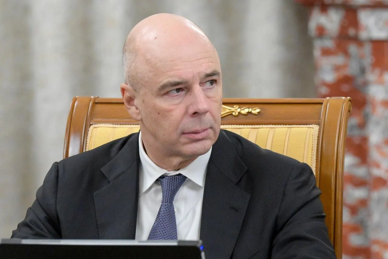 Антон Силуанов попросил приостановить часть плановых расходов бюджета, предупреждая о возможном перерасходе на боевые действия в 2024 году на 2–4 трлн рублей и необходимости корректировки бюджета.