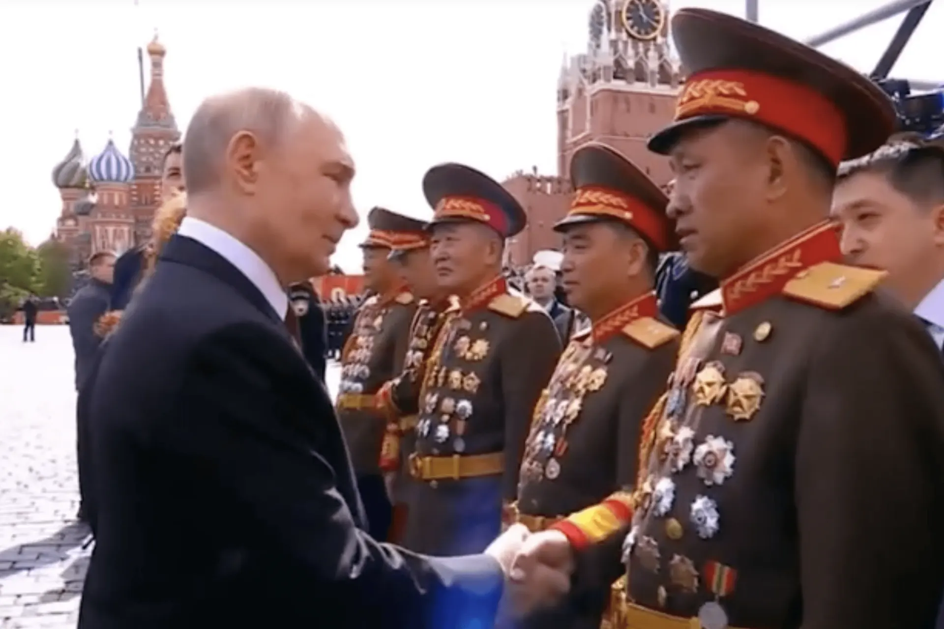 Фотографии из пхеньянского музея показали, что в декабре 2025 года прошла закрытая церемония вручения российских государственных наград северокорейским военным, которым приписывают участие в операциях в Курской области.