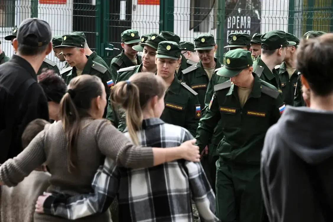Группа из более 450 женщин намерена через суды добиваться отмены нормы, по которой выплаты и льготы положены только при наличии общего несовершеннолетнего ребенка.