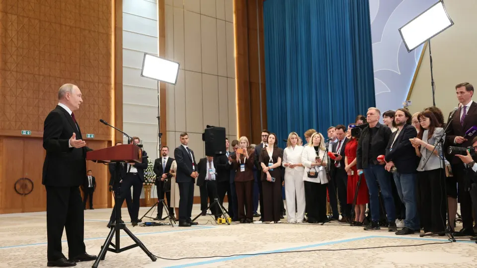 На пресс‑конференции по итогам саммита ЕАЭС президент предупредил Армению о возможных последствиях евроинтеграции, сравнив ситуацию с Украиной, и заявил, что Россия «сровняет с землёй» тех, кто попытается атаковать Калининградскую область.