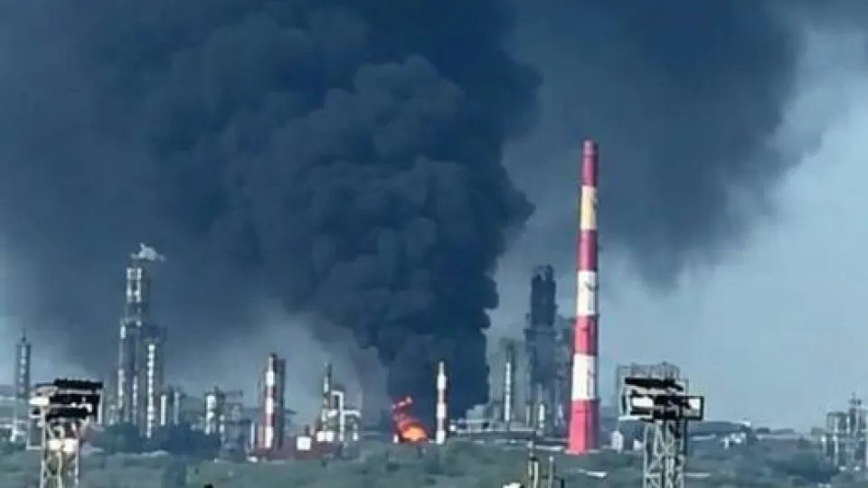 В ночь на 21 мая беспилотники нанесли удар по Сызрани — горит Сызранский нефтеперерабатывающий завод, по меньшей мере два погибших, есть пострадавшие; это очередная атака, нарушившая работу крупных НПЗ в центральной России.