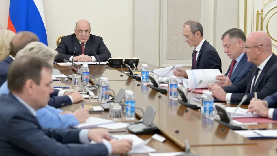 Кабмин потребовал от крупнейших нефтяных компаний согласовывать с Минэнерго и ФАС планы производства, экспорта и поставок топлива, чтобы стабилизировать внутренний рынок и удержать рост цен в пределах инфляции на фоне серии ударов беспилотников по нефтяной инфраструктуре.