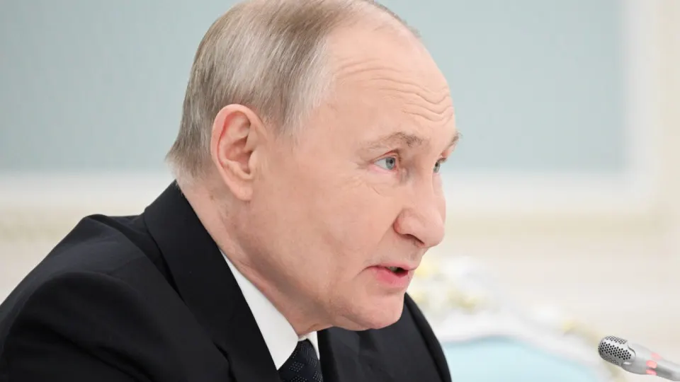 Власти ставят задачу нарастить приток иностранных студентов до 500 тысяч к 2030 году; одновременно фиксируются случаи целенаправленной вербовки иностранцев и студентов российских вузов для участия в военных действиях.