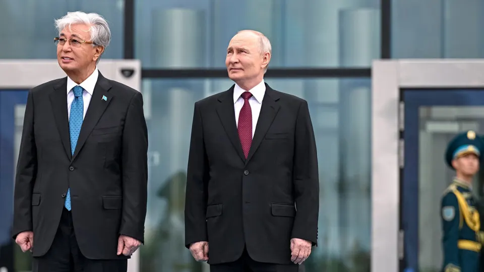 Стоимость станции у озера Балхаш оценивают в $16,4 млрд; проект будет в основном финансироваться за счёт российского экспортного кредита. Строительство стартует в 2027 году, первый реактор запланирован к вводу в 2034 году.