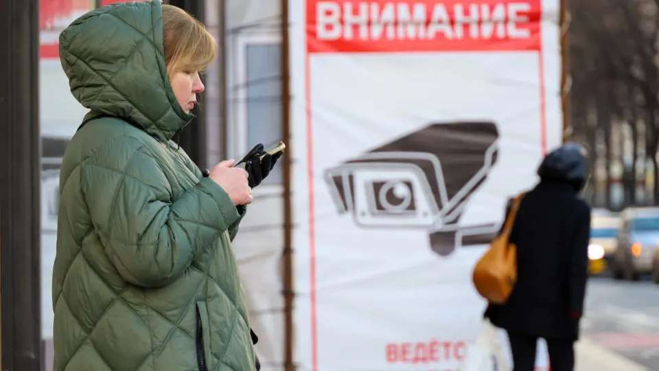Пользователи обнаружили, что государственный мессенджер без согласия удаляет сообщения со ссылками на ключи для VPN, а повторная отправка приводит к разлогиниванию. Параллельно другие госслужбы ужесточают ограничения на использование VPN.