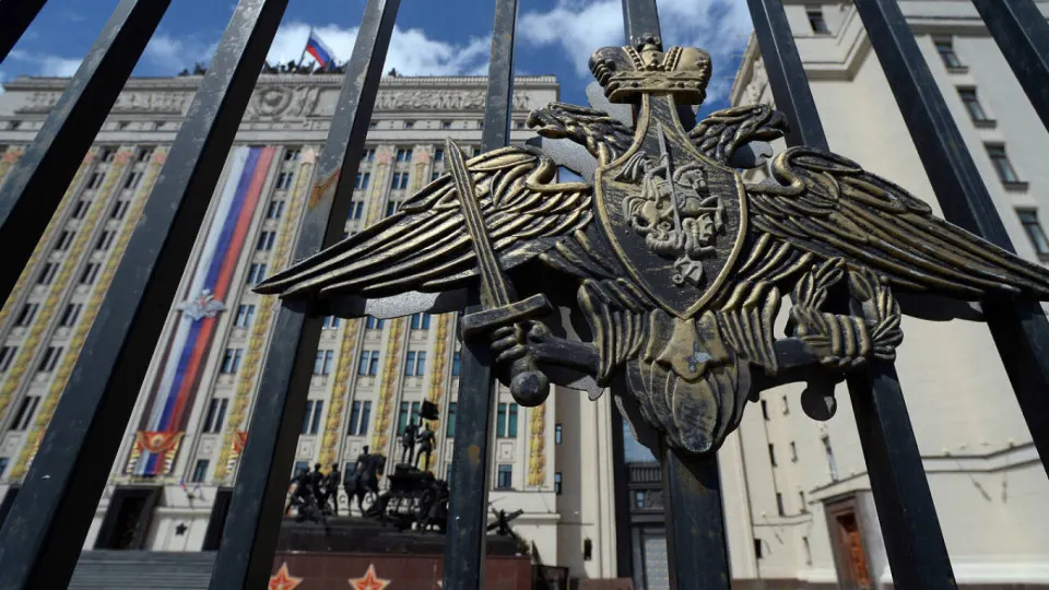 Военное ведомство предложило передавать ему в распоряжение акции, землю, технику и оборудование национализированных предприятий стройиндустрии для оперативного выполнения гособоронзаказа.