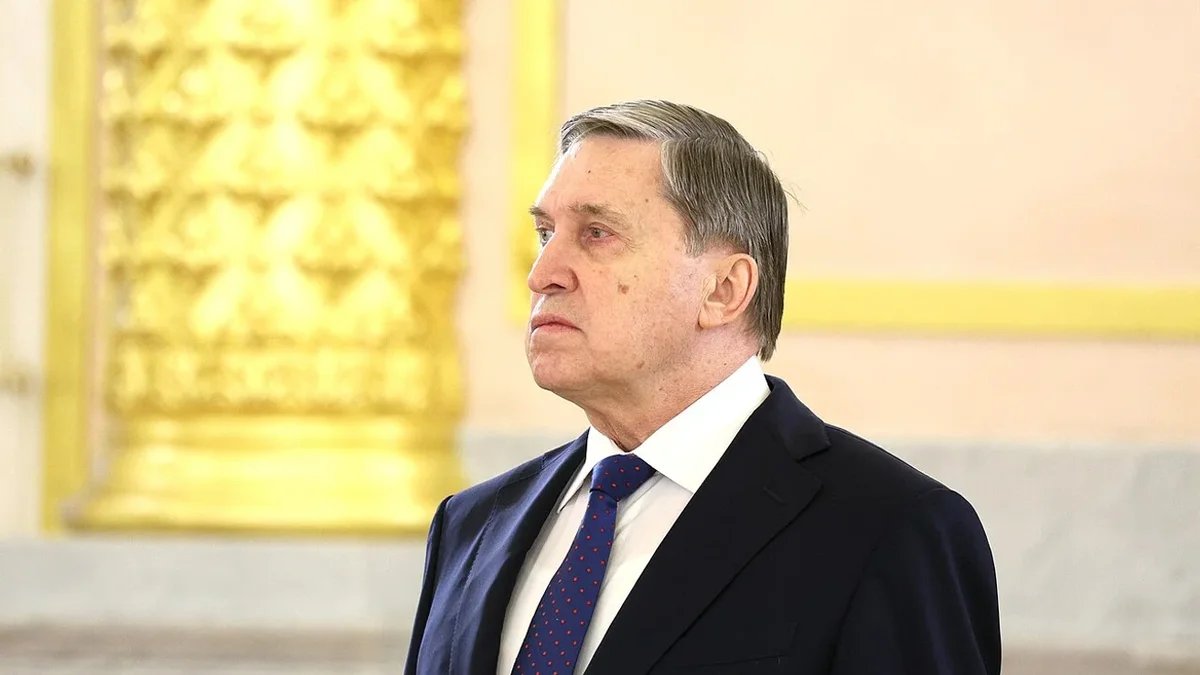 Помощник президента заявил, что конфликт не завершится до отвода украинских войск из Донбасса. По его словам, переговоры могут оставаться бесконечными без этого шага; при этом США продолжают телефонные контакты по урегулированию, а Путин готов встретиться с Зеленским после заключения долгосрочного мирного договора.