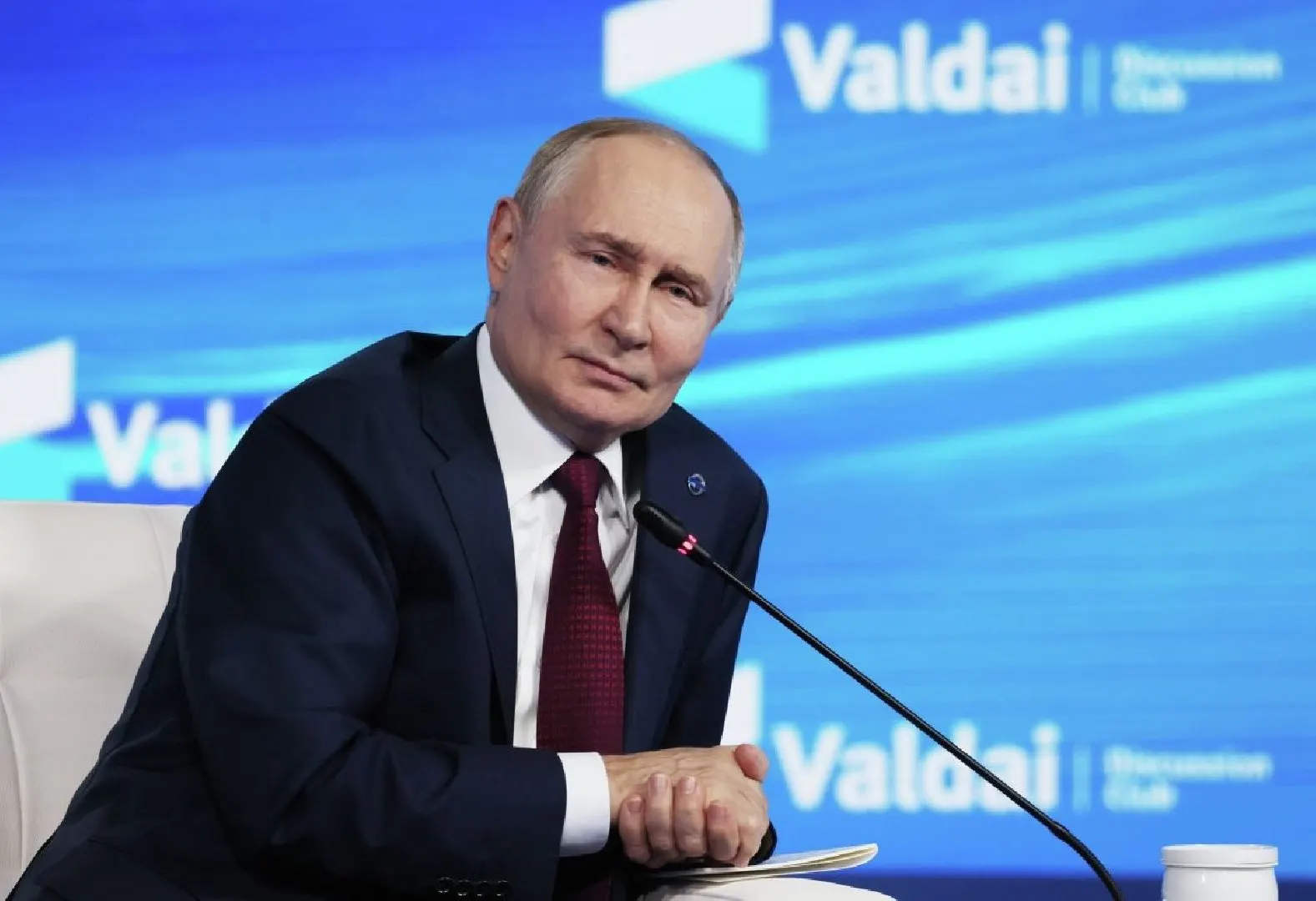 Международный уголовный суд разъяснил, что приглашение на переговоры само по себе не освобождает от исполнения ордера на арест — исключение возможно лишь при участии ООН или резолюции Совбеза по Главе VII.
