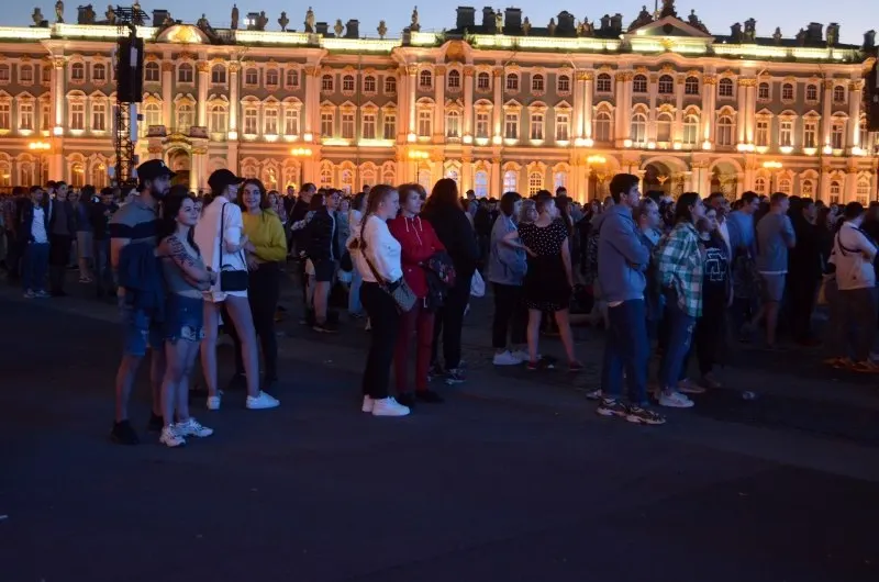 В ночь с 27 на 28 июня в Санкт‑Петербурге пройдёт «Алые паруса — 2026», где соберутся около 66 тысяч выпускников. Правительство утвердило 300 приоритетных образовательных программ и увеличило число бюджетных мест; в Смоленске с 26 по 28 июня состоится День молодёжи с концертами и интерактивными площадками.