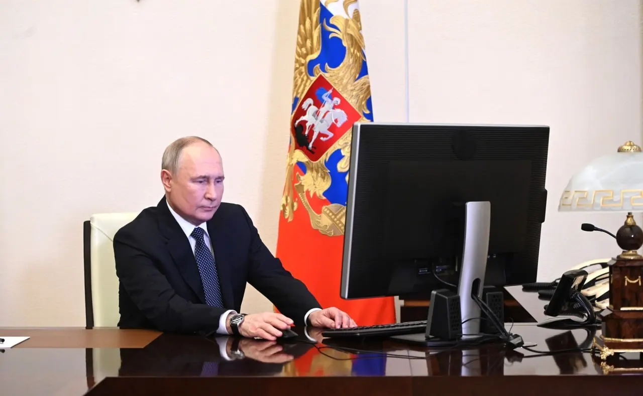 Президент потребовал обеспечить повсеместное внедрение «белых списков» для гарантированного доступа к важнейшим сервисам в период ограничения интернета; ответственными назначены премьер-министр и директор ФСБ.