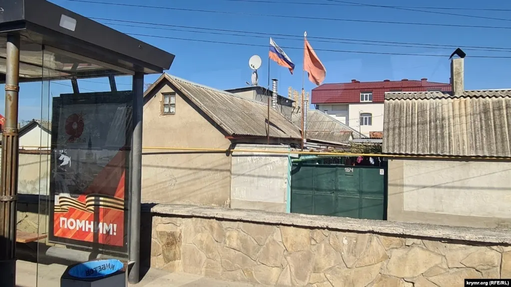 По данным властей, в результате ударов беспилотников в Крыму и на юге России погибли несколько человек, есть раненые и повреждения зданий. Минобороны заявило о сотнях сбитых дронов.