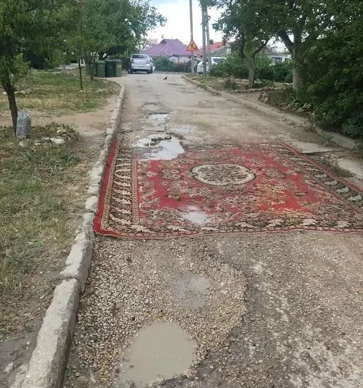 В Госдуму внесён законопроект, который даёт возможность жителям восстанавливать дорожное покрытие во дворах и на местных дорогах без согласования. Правительство проект не поддержало, ссылаясь на то, что ремонтом должны заниматься специалисты.