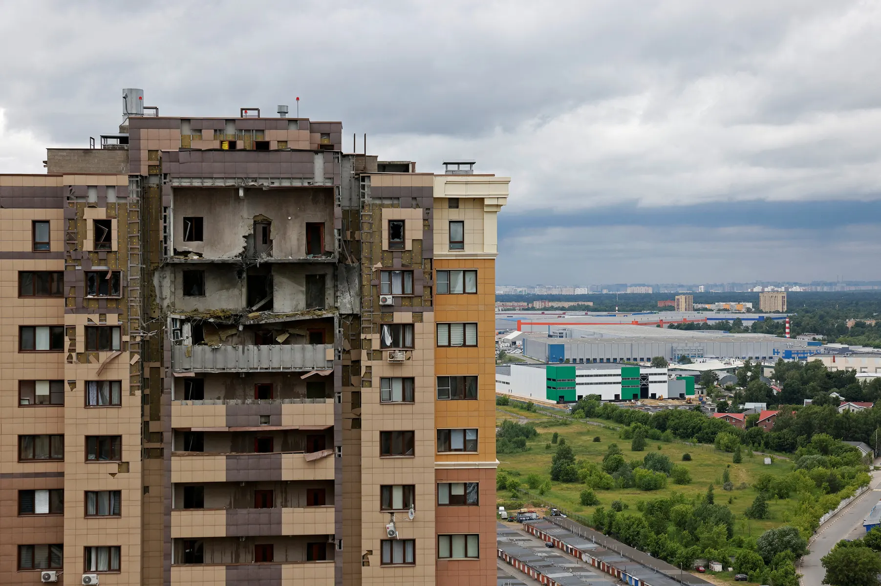 Массовая атака беспилотников на Москву и Подмосковье 18 июня привела к человеческим жертвам и разрушениям: погиб ребёнок, десятки раненых и повреждена инфраструктура. Власти региона оказывают помощь пострадавшим и ликвидируют последствия.
