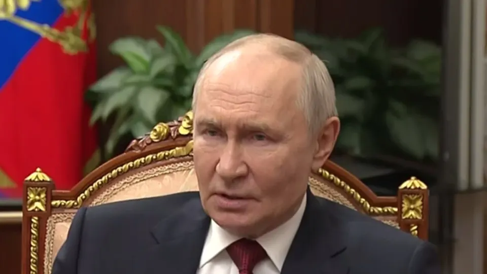 Президент заявил, что Киев предлагал прекратить дальнобойные удары и сузить театр боевых действий до четырёх регионов. Россия не примет такие условия; главная цель — «окончательное освобождение Донбасса и Новороссии». Также отмечены проблемы с топливом из‑за ударов по инфраструктуре и меры по их устранению.