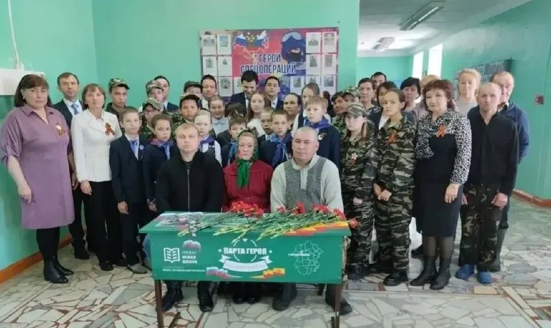 В Большеямашевской школе 22 апреля установили парту в честь уроженца Большого Ямашева Александра Савельева, погибшего в Донецкой области. На церемонии присутствовали родственники и представители районного образования.
