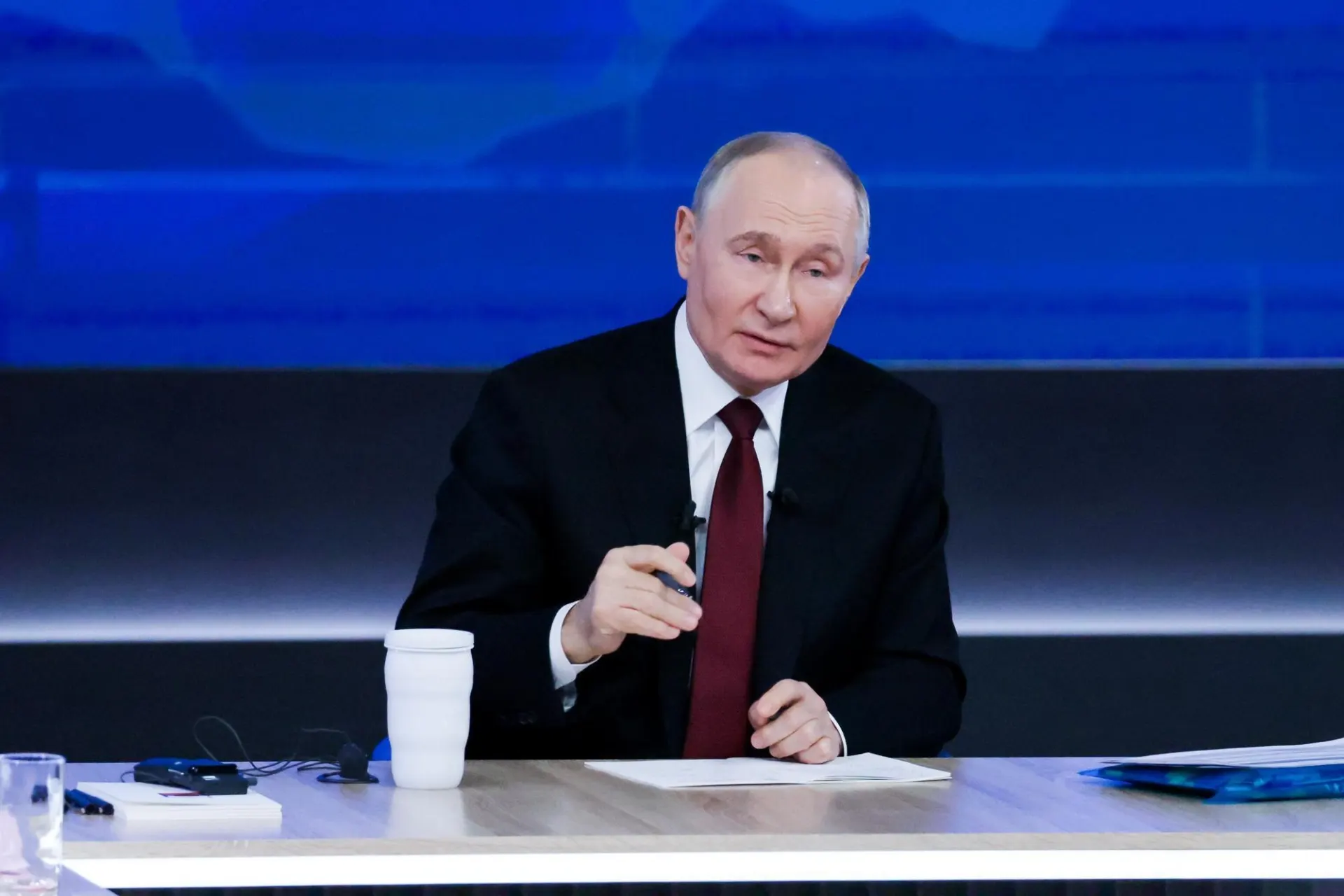 Президент пообещал нарастить численность врачей, расширить сеть больниц и повысить престиж медицинских профессий.