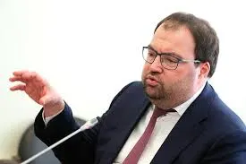 На IT‑завтраке в рамках ПМЭФ‑2026 министр цифрового развития Максут Шадаев заявил, что встраивание механизмов возрастной идентификации в онлайн‑платформы — одна из ближайших задач ведомства; изучается и зарубежный опыт, в том числе практики Roblox.